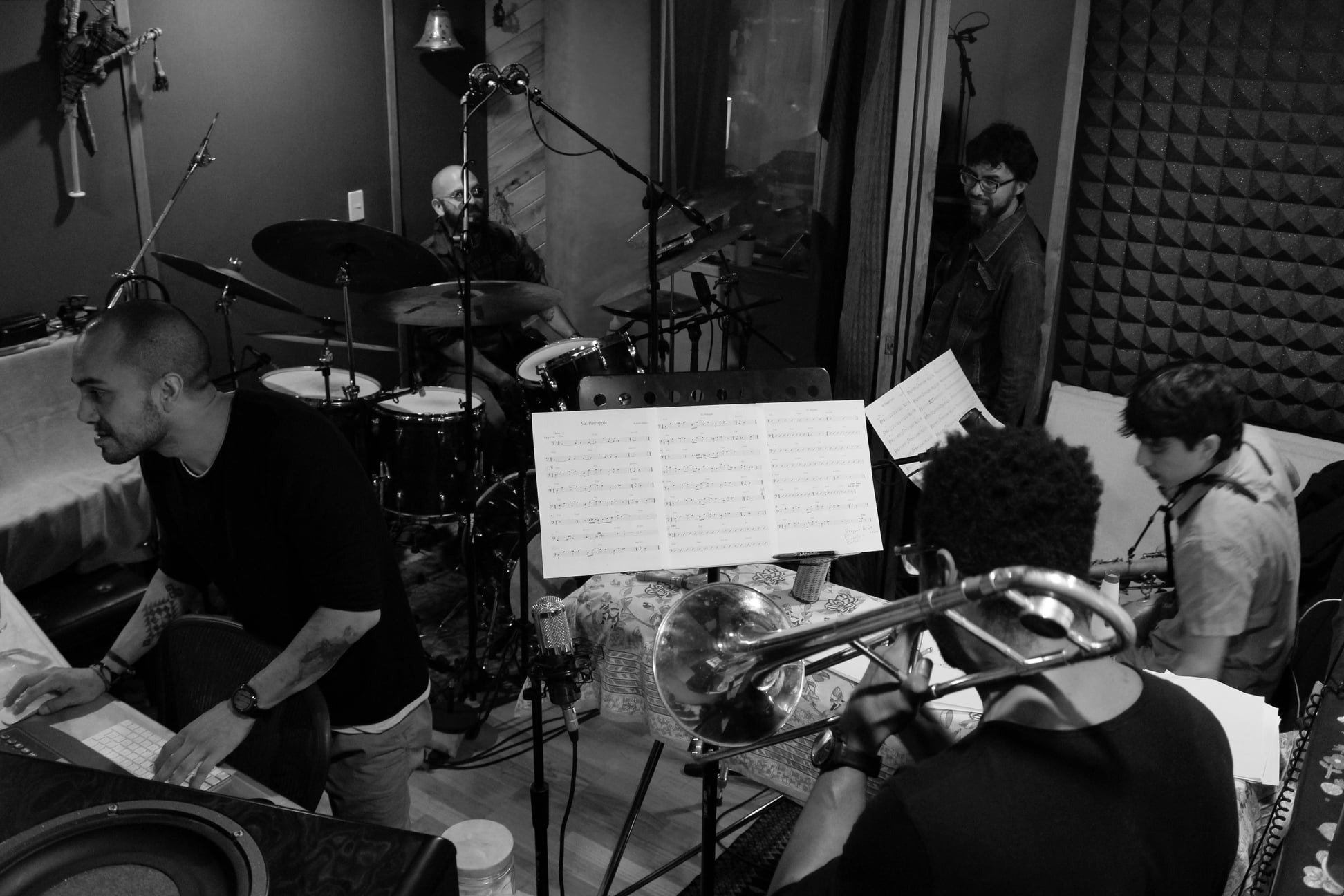 Séance de production avec plusieurs musiciens en studio